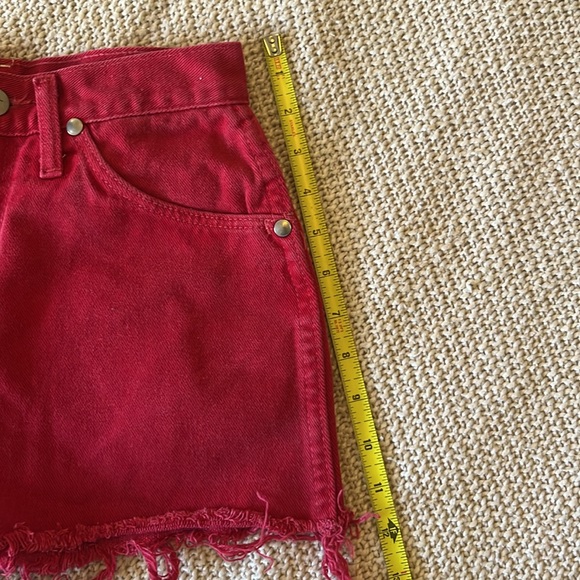 VINTAGE RED WRANGLER DISTRESSED SHORTS - Picture 3 of 5